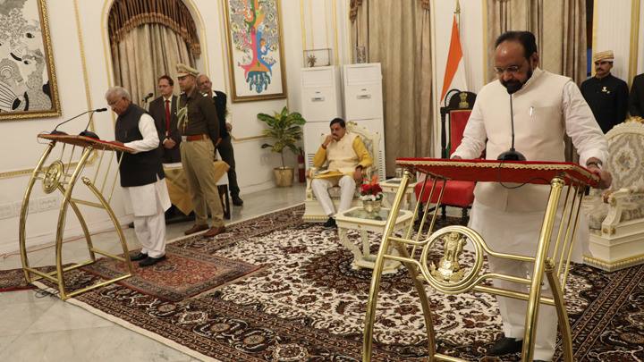 राज्यपाल श्री मंगुभाई पटेल ने श्री गोपाल भार्गव को प्रोटेम स्पीकर पद की शपथ दिलाई